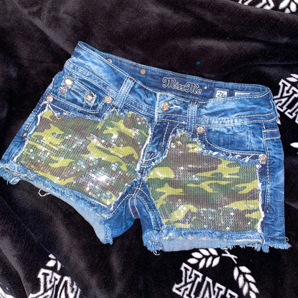 Miss Me Shorts - Size 26